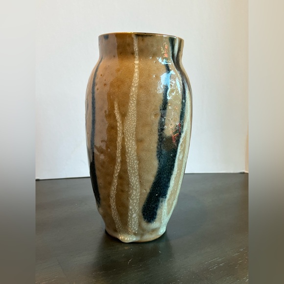 VTG  HAND-THROWN STUDIO POTTERY VASE - BLACK & NATURAL. ARTIST SIGNED - Picture 2 of 5